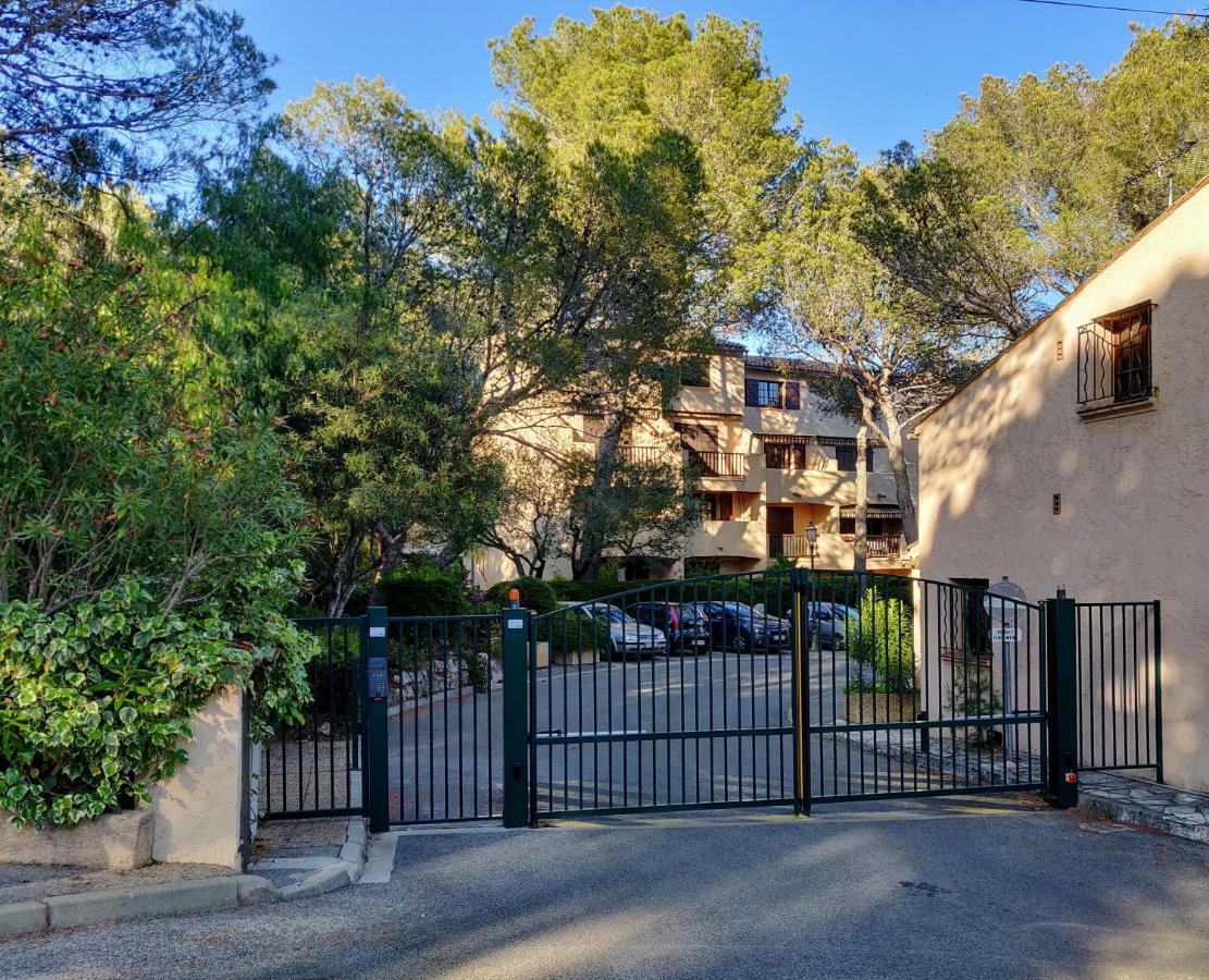 Le Hameau Des Pins Apartment Saint-Raphaël Екстериор снимка
